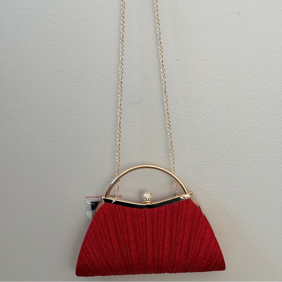 D’margeaux New York, Elegant Red Evening Clutch with Gold Chain - Picture 12 of 16